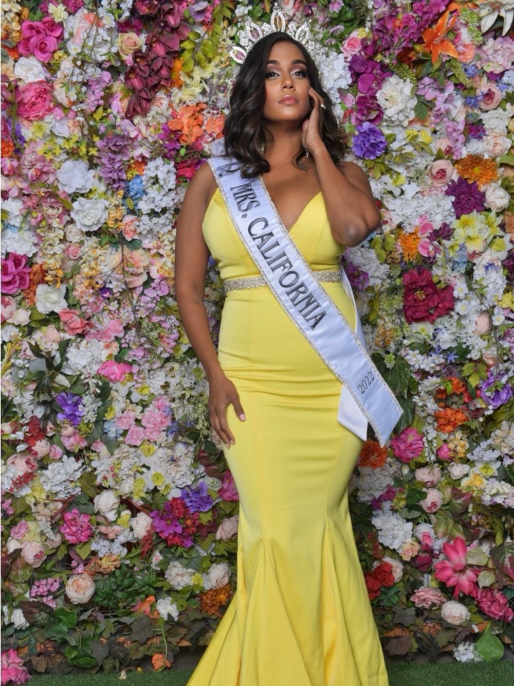 Elegant Yellow V-Neck Mermaid Prom Gown with Embellished Waist